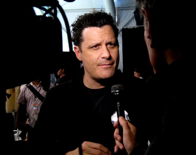 Isaac talks flowers & photocopies backstage Isaac talks flowers & photocopies backstage