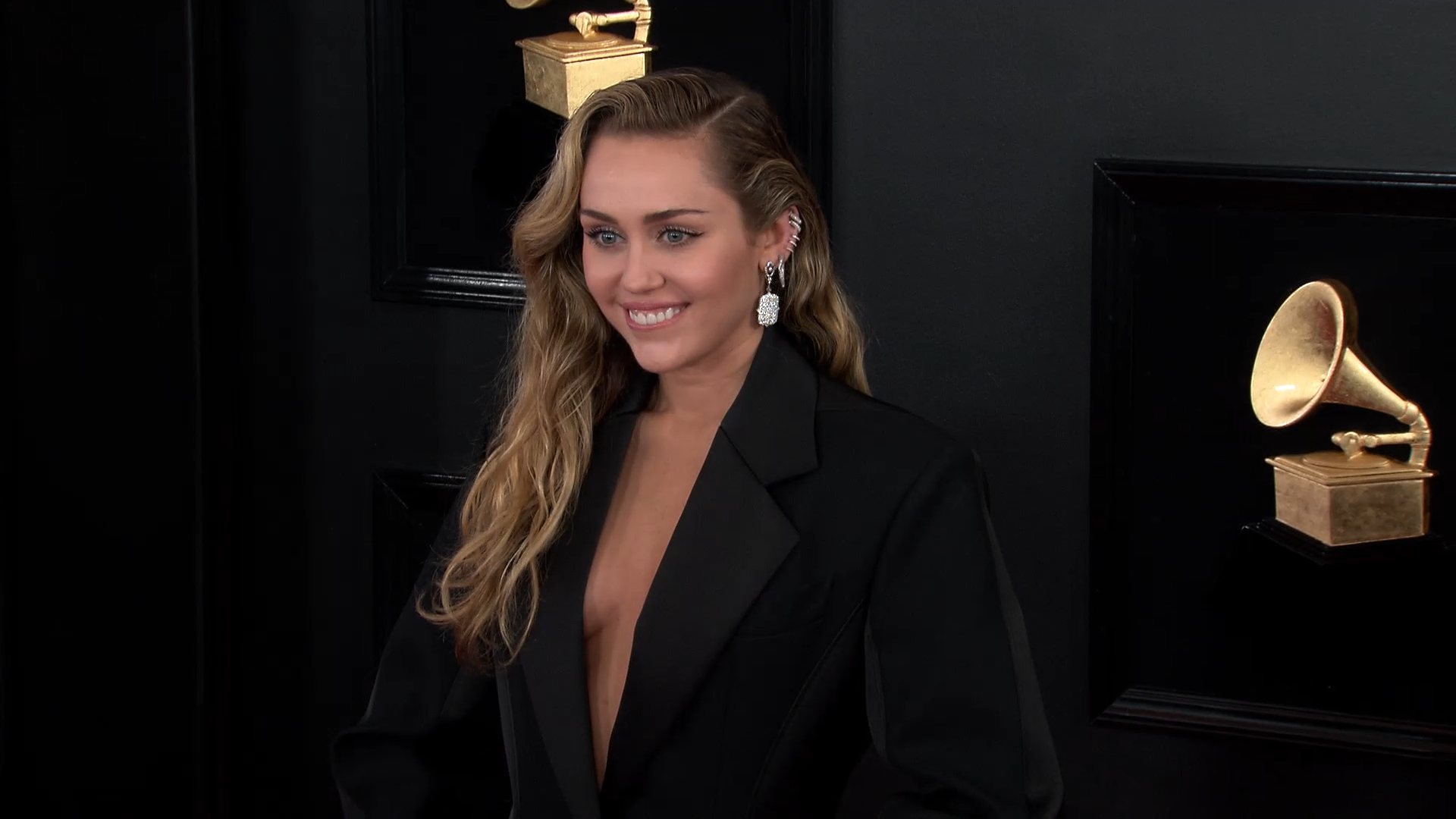 Jamie Lee Curtis Turns 67, Mark Ruffalo 58, Scarlett Johansson is 41, Miley Cyrus 33, Hailey Bieber Celebrates 29