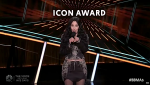 Cher presents the Icon Award to Garth Brooks 