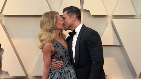 Kelly Ripa and husband Mark Consuelos share some PDA at the 2019 Oscars red carpet