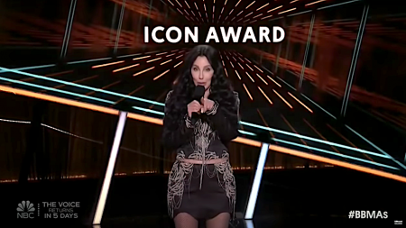 Cher presents the Icon Award to Garth Brooks 