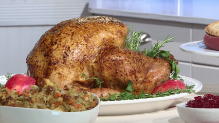 Boston Market, Reynolds Wrap, Thanksgiving, Thanksgiving tips, turkey, stuffing, Thanksgiving sides, pies, turkey tenting, tin foil, thanksgiving leftovers, thanksgiving cleaning, foil, foil wrap, cooking, thanksgiving hacks, lifeminute, lifeminute.tv
