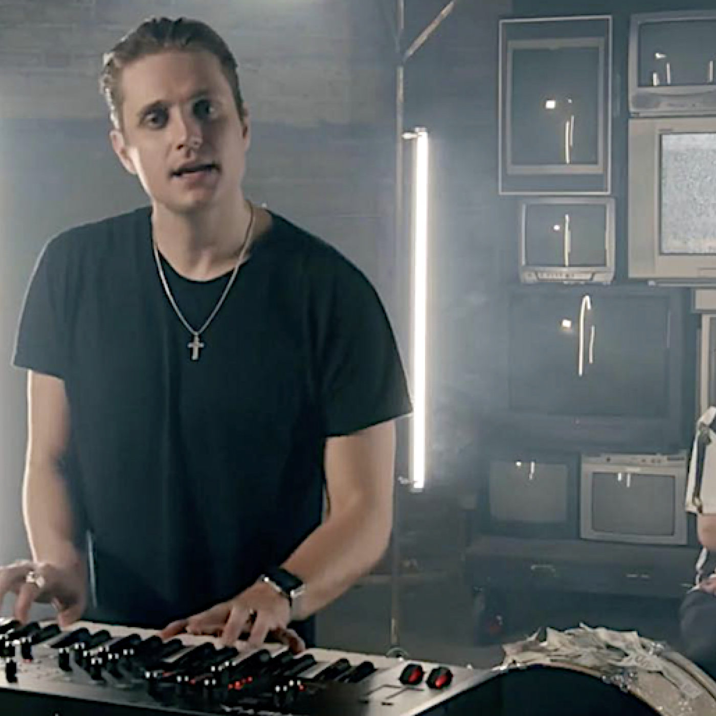 Dez Money Keeps Dad, Eddie Money's Legacy Alive Focusing on Family and Music episode artwork