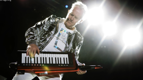 '80s Synth Pop Visionary Howard Jones Collects a Whole New Generation of Fans
